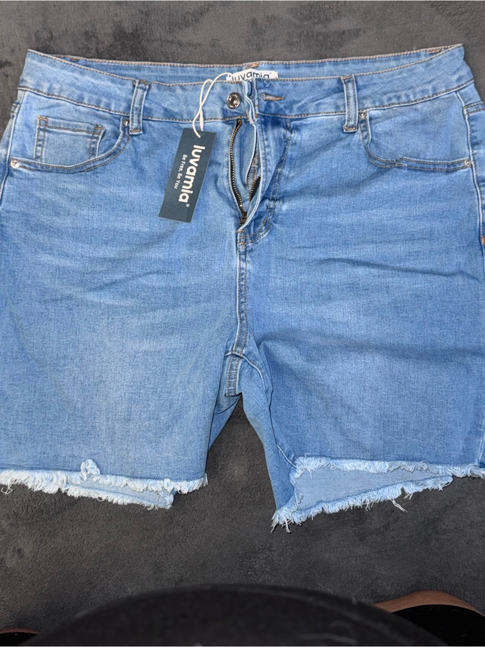 NWT Luvamia XL Light Wash Stretch Denim Raw Hem Shorts